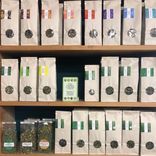 étagère présentation produits Arcadia plantes médicinales et aromatiques tisanes condiments Bio Suisse Vaud